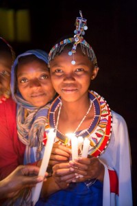 Maasai meisjes teken kaarsen aan